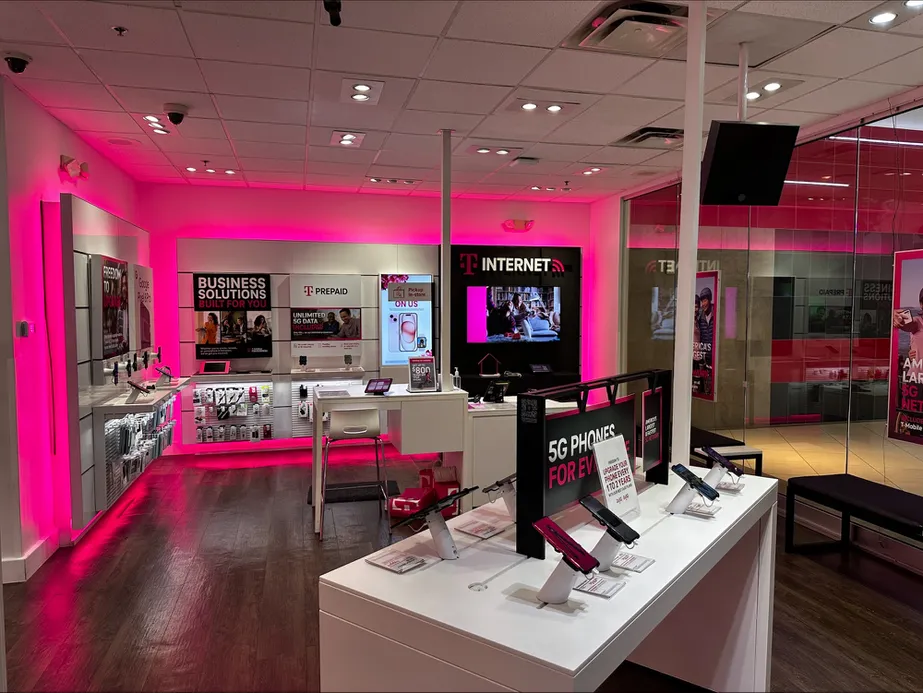 Foto del interior de la tienda T-Mobile en Cumberland Mall, Atlanta, GA
