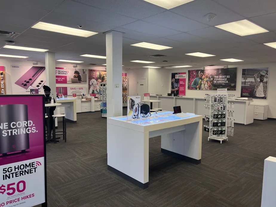T-Mobile Kingshighway & Tholozan Ave | SAINT LOUIS, MO