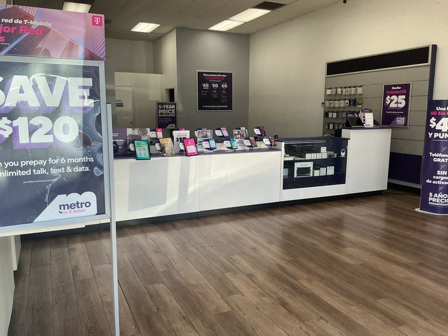 Metro by T-Mobile 3107 N San Fernando Rd - 3107 N San Fernando Rd 