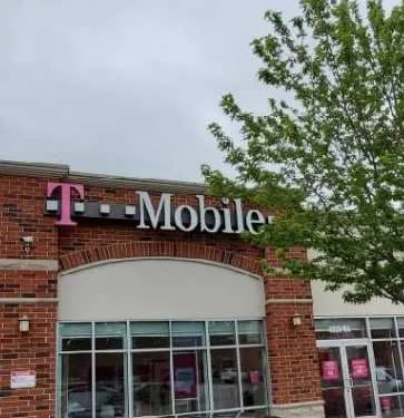 Exterior photo of T-Mobile store at Lawrence & Pulaski, Chicago, IL