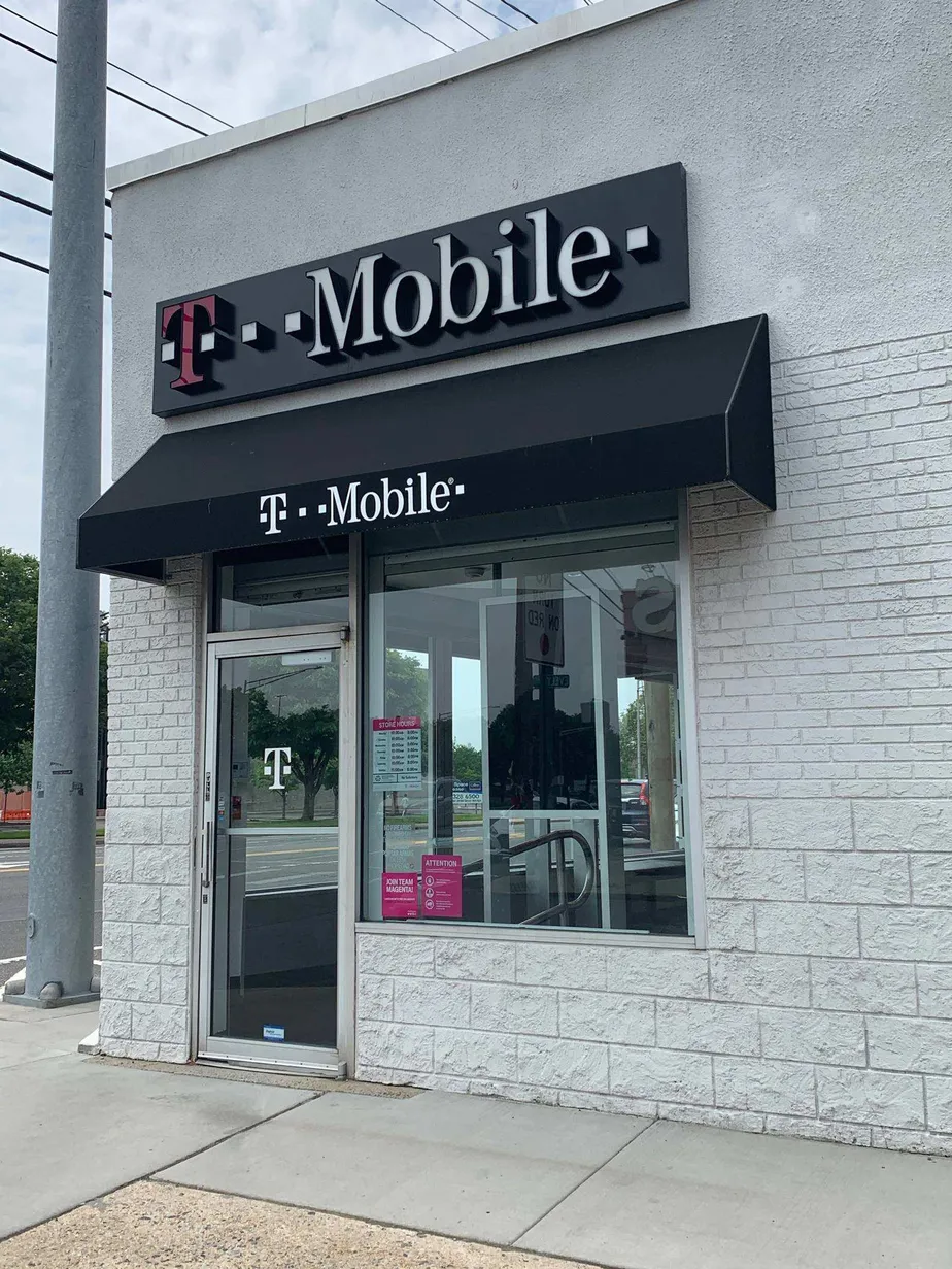 Exterior photo of T-Mobile store at Westbury, Westbury, NY