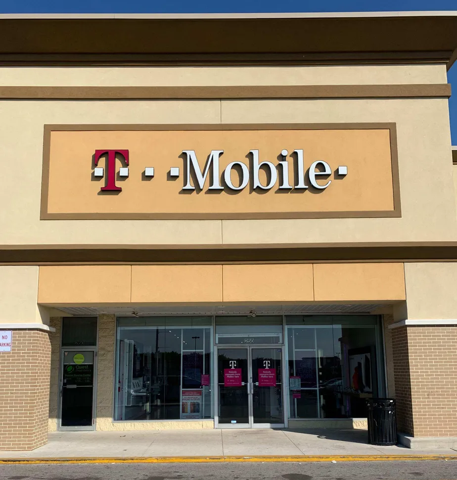 Foto del exterior de la tienda T-Mobile en Front & Olney, Philadelphia, PA