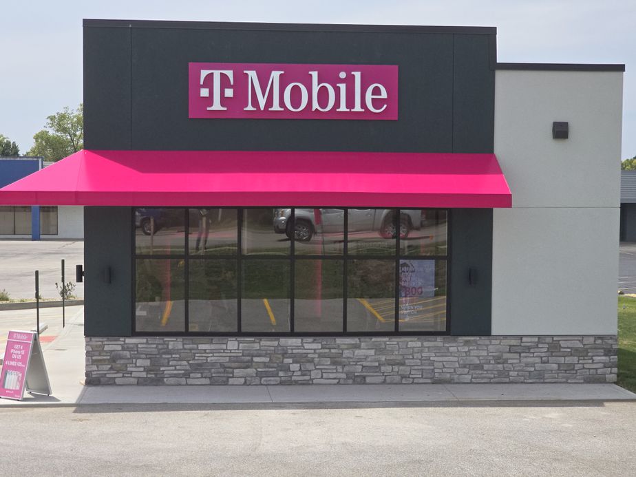 Exterior photo of T-Mobile Store at Morton & Westgate, Jacksonville, IL