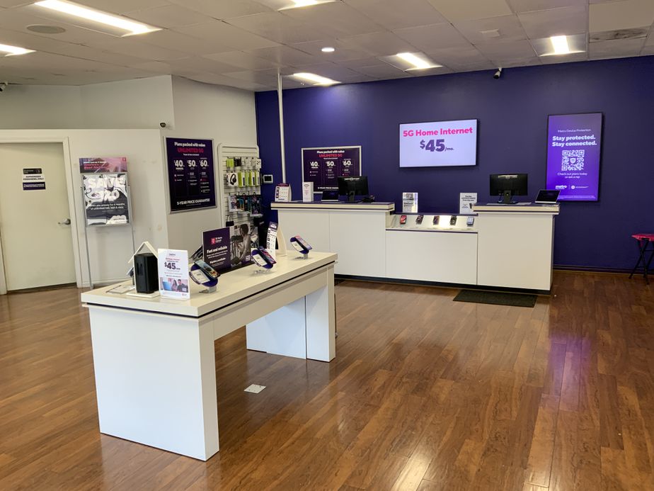 Metro by T-Mobile 1120 Lancaster Dr SE - 1120 Lancaster Dr SE