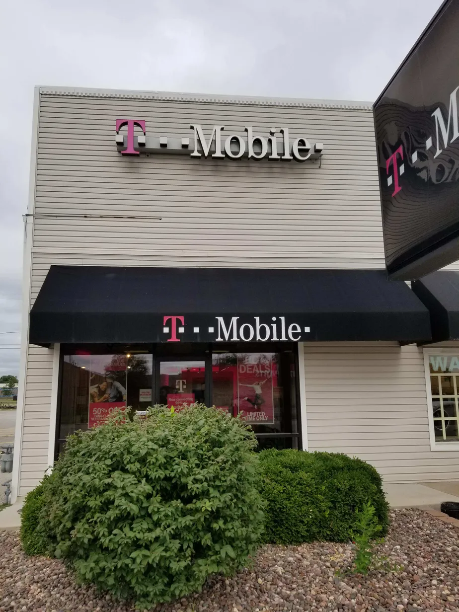  Exterior photo of T-Mobile store at Main St & 15th St 2, Ottawa, KS 