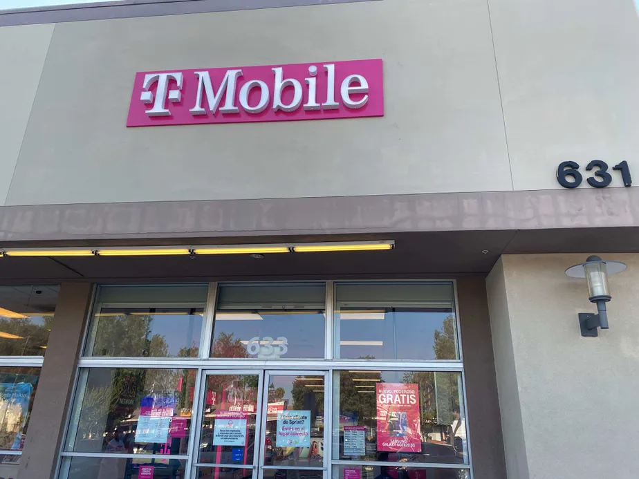 Foto del exterior de la tienda T-Mobile en Indian Hill Blvd & Keystone St, Pomona, CA