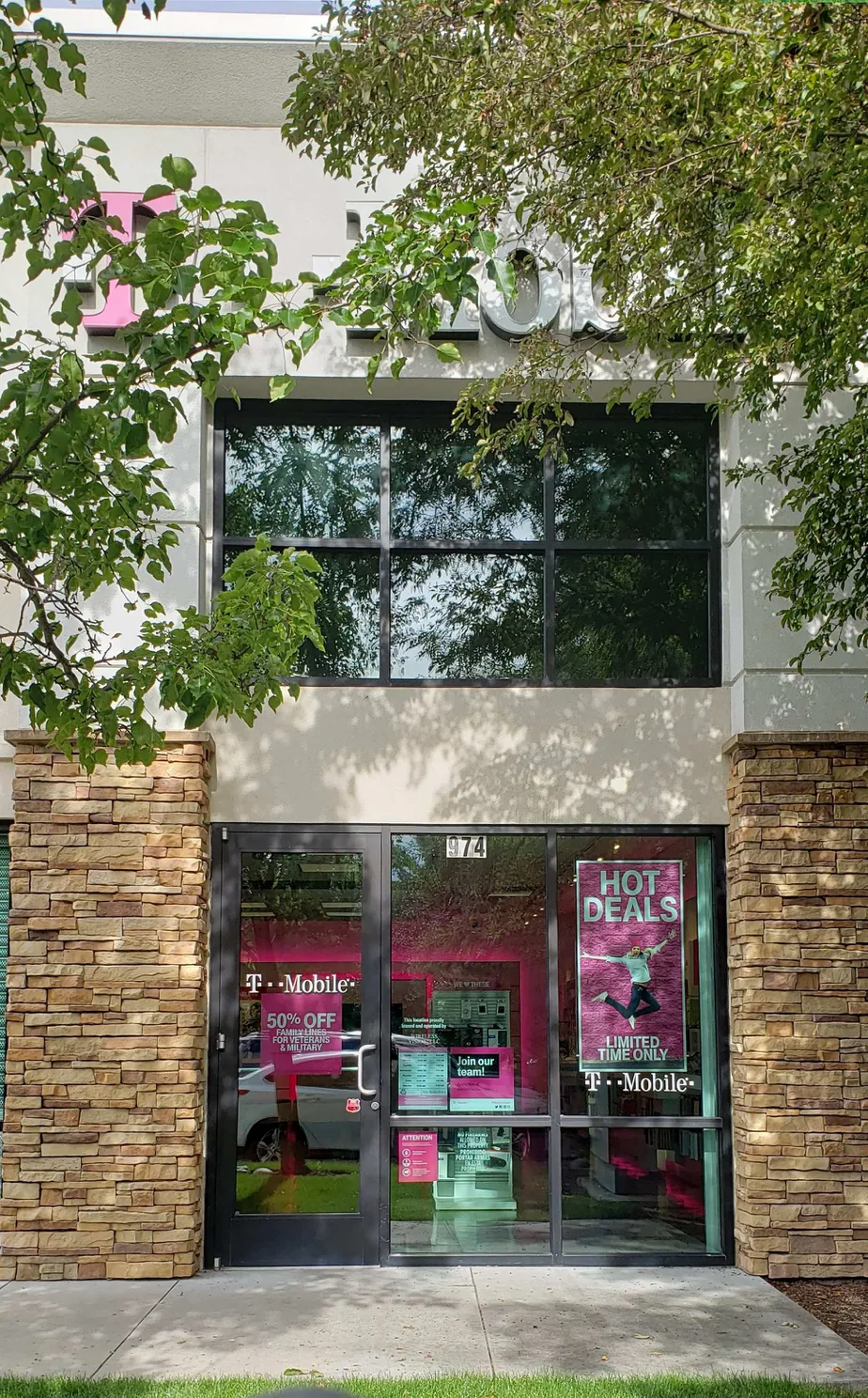 Foto del exterior de la tienda T-Mobile en University & Broadway, Boise, ID