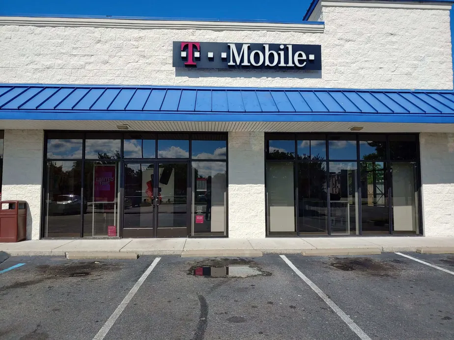 Exterior photo of T-Mobile store at Portsmouth Victory Crossing, Portsmouth, VA