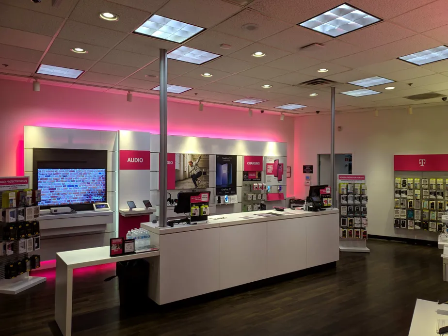 Foto del interior de la tienda T-Mobile en South Hill Mall 3, Puyallup, WA