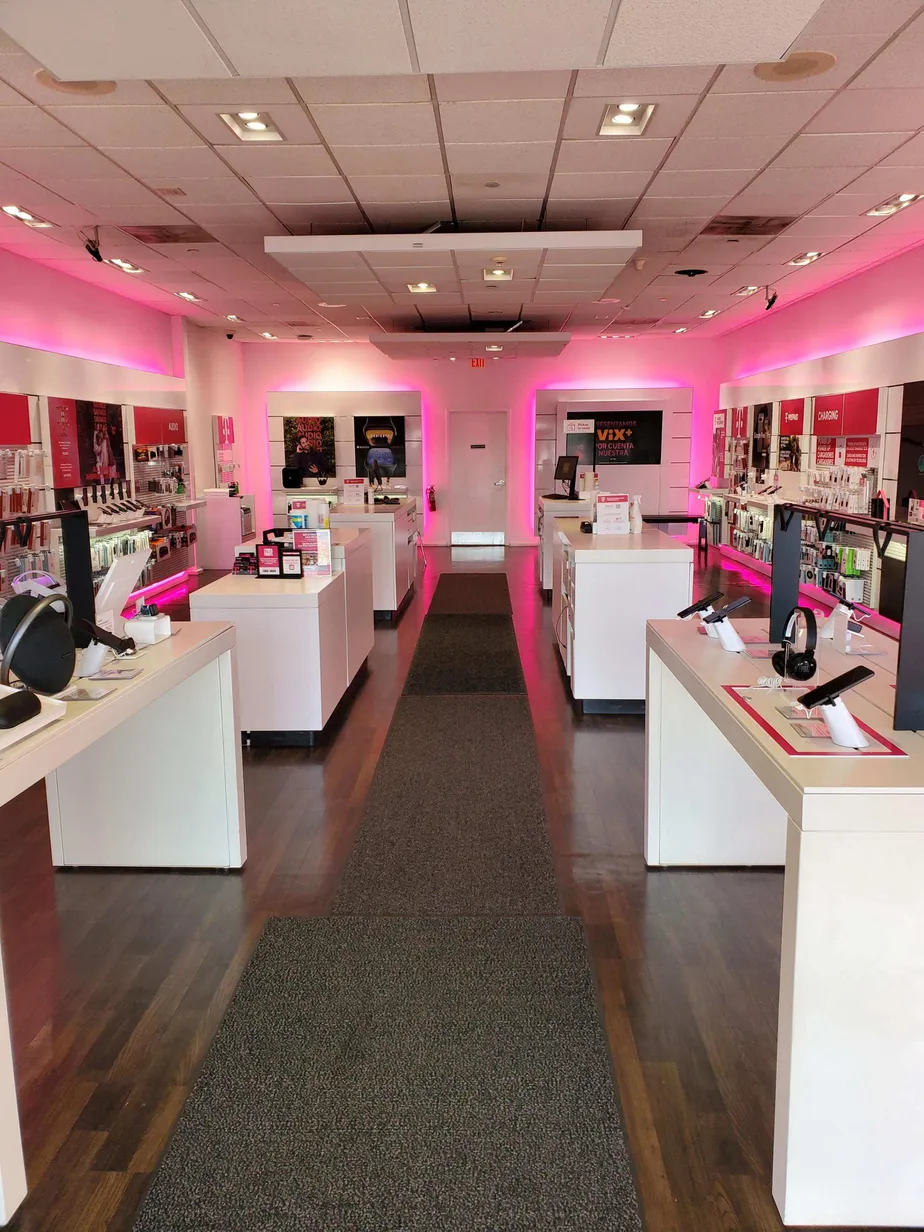 Foto del interior de la tienda T-Mobile en Laurel Lakes Centre, Laurel, MD