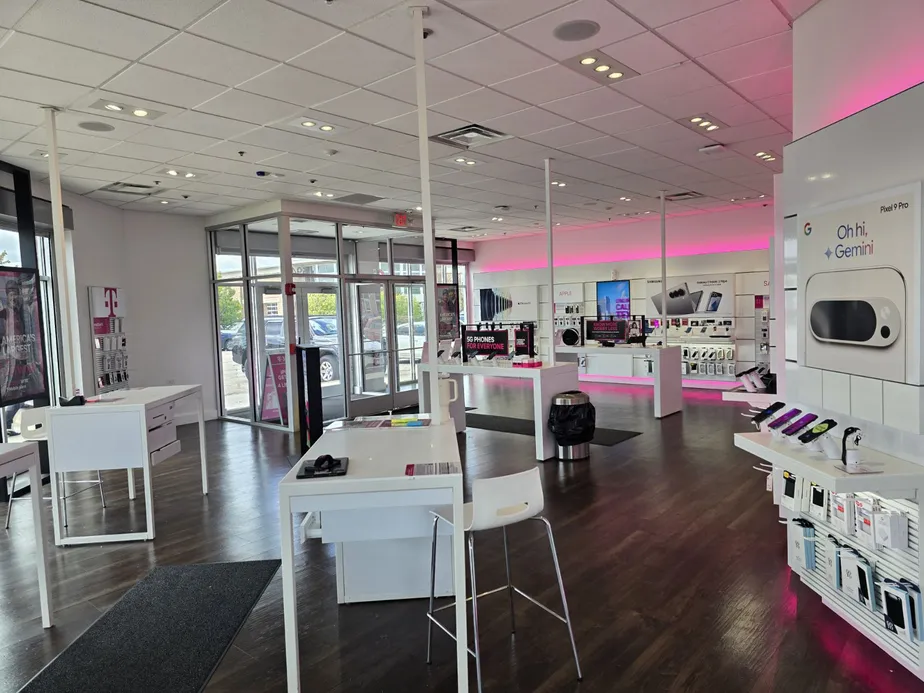  Interior photo of T-Mobile Store at North & Schmale, Carol Stream, IL 
