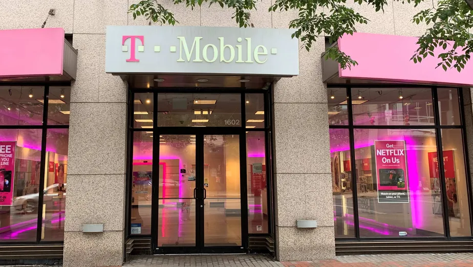 Exterior photo of T-Mobile store at High St & Eleventh Ave, Columbus, OH