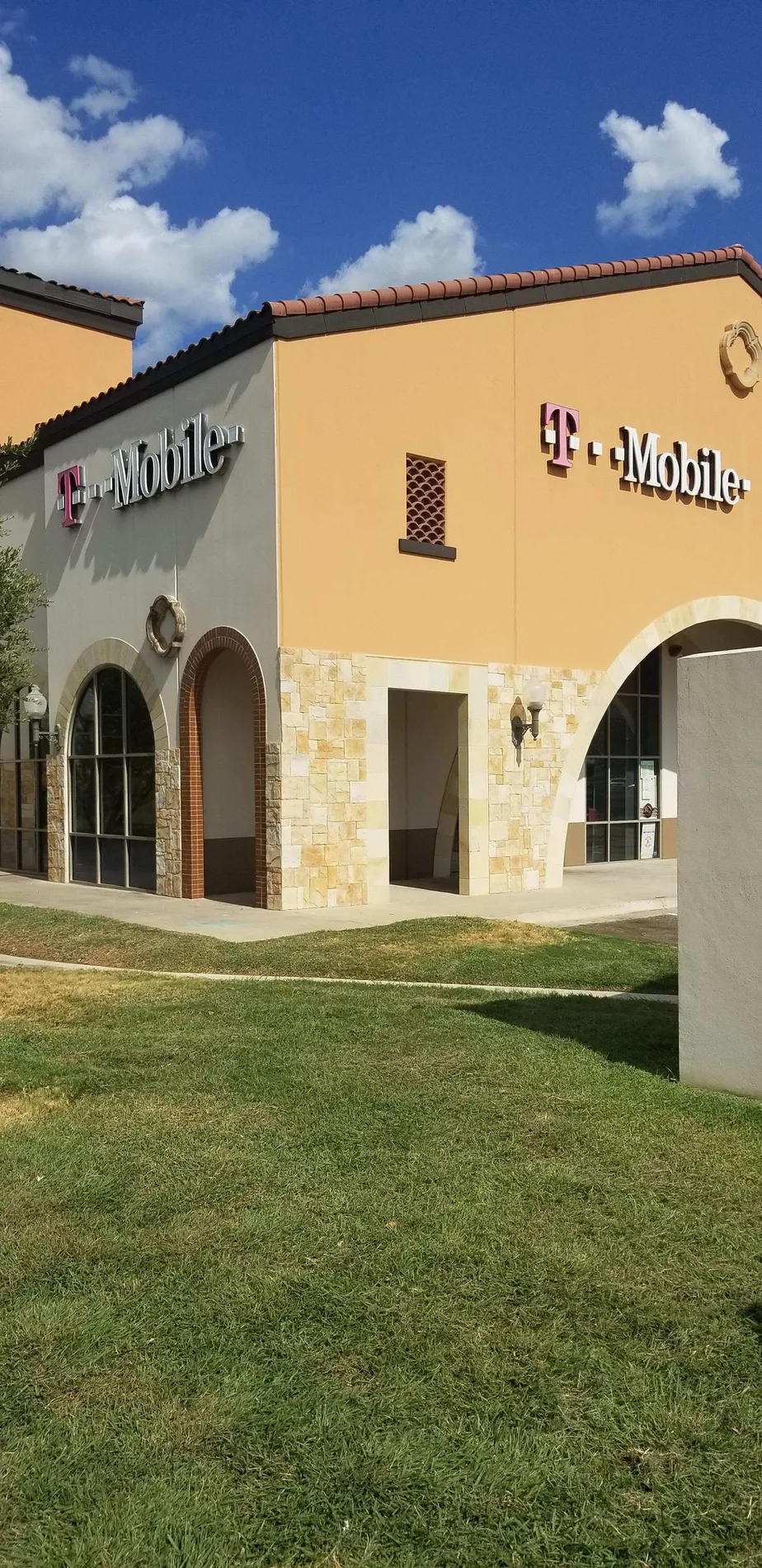 Exterior photo of T-Mobile store at Loop 20 & Mcpherson Ave, Laredo, TX