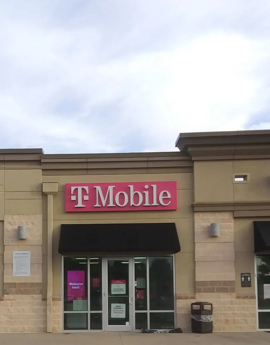 Foto del exterior de la tienda T-Mobile en Glynn Isle & Altama Ave, Brunswick, GA