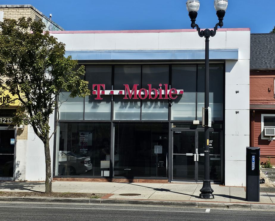 Exterior photo of T-Mobile Store at Columbia Pike & S Glebe Rd, Arlington, VA