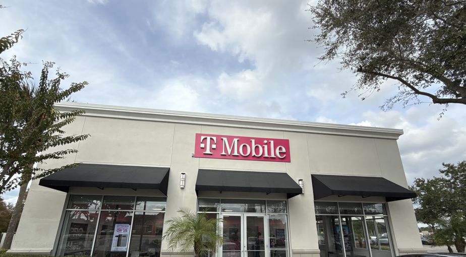 Exterior photo of T-Mobile Store at Howell Branch Rd & Semoran Blvd, Casselberry, FL