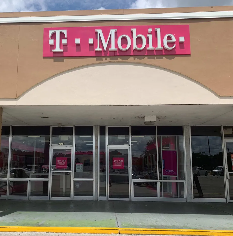 Exterior photo of T-Mobile store at Us Highway 19 & Se 8th Terrace, Crystal River, FL