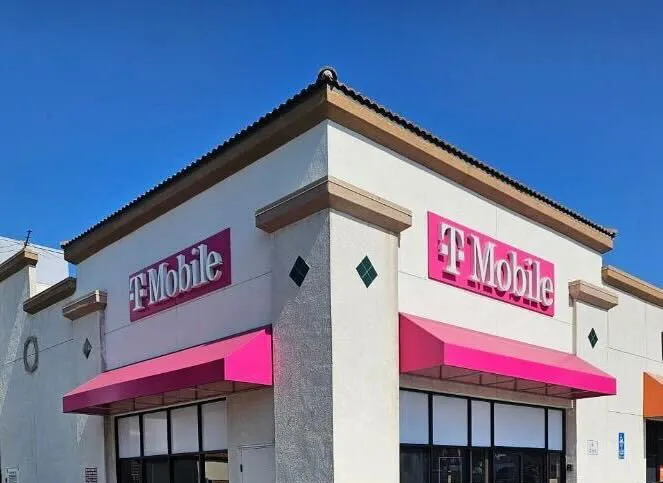 Foto del exterior de la tienda T-Mobile en Ximeno & PCH, Long Beach, CA