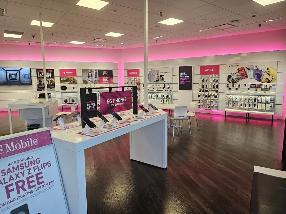 Foto del interior de la tienda T-Mobile en S Loop 288 & Spencer Rd, Denton, TX