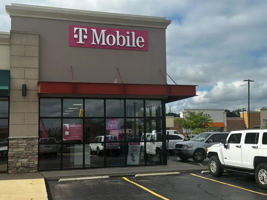 Exterior photo of T-Mobile Store at HWY 173 & Orlando St, Machesney Park, IL