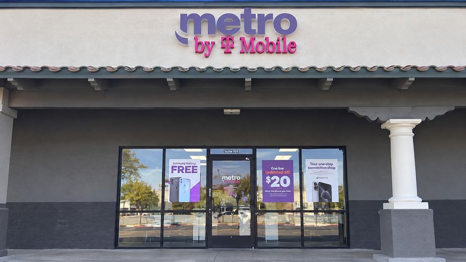 Metro by T-Mobile 4011 S. Buffalo Drive, - 4011 S. Buffalo Drive, 