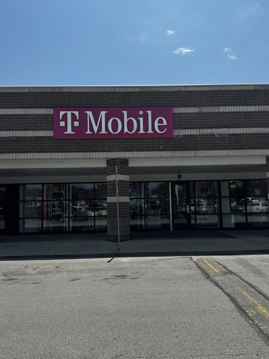 Exterior photo of T-Mobile Store at Creekwood Commons, Kansas City, MO