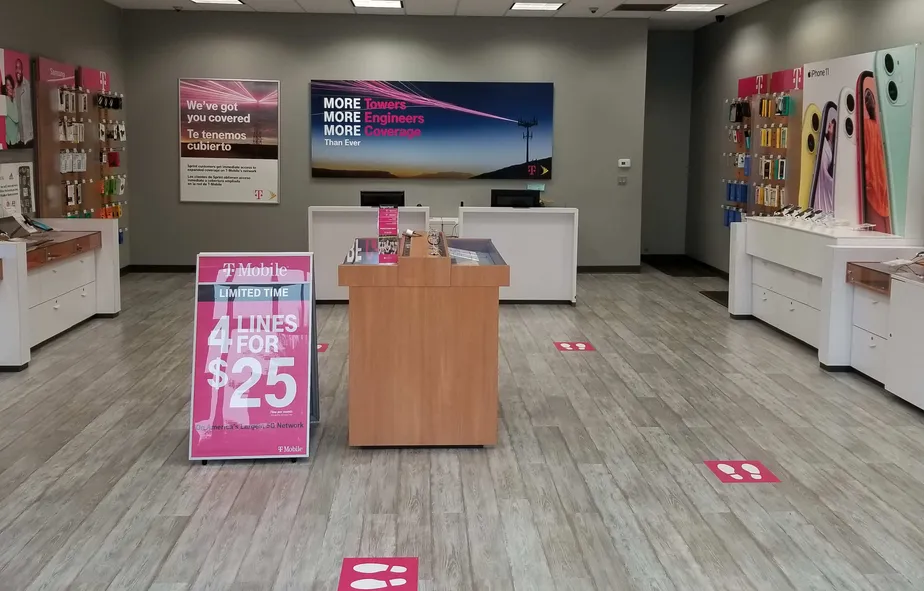 Foto del interior de la tienda T-Mobile en Bridgeport Ave & Woodland Park, Shelton, CT