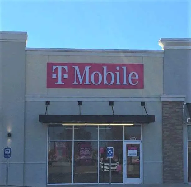  Exterior photo of T-Mobile store at E Admiral Doyle Dr & Weldon St, New Iberia, LA 