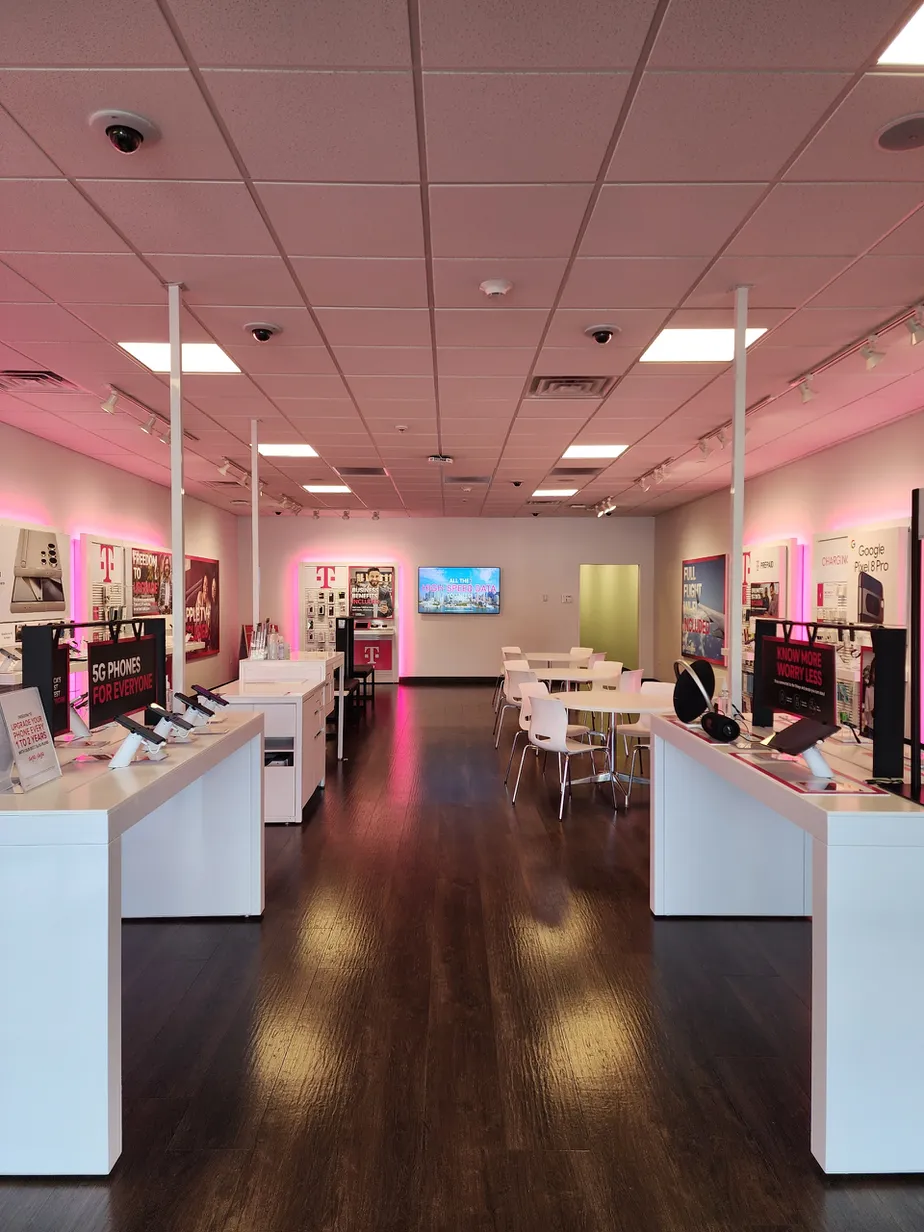 Foto del interior de la tienda T-Mobile en Emily Dr & WV-58, Clarksburg, WV