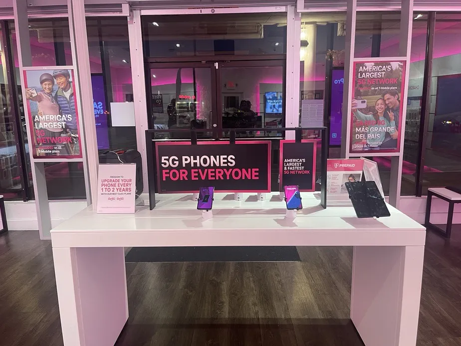  Interior photo of T-Mobile Store at E Victory Dr & Skidaway Rd, Savannah, GA 