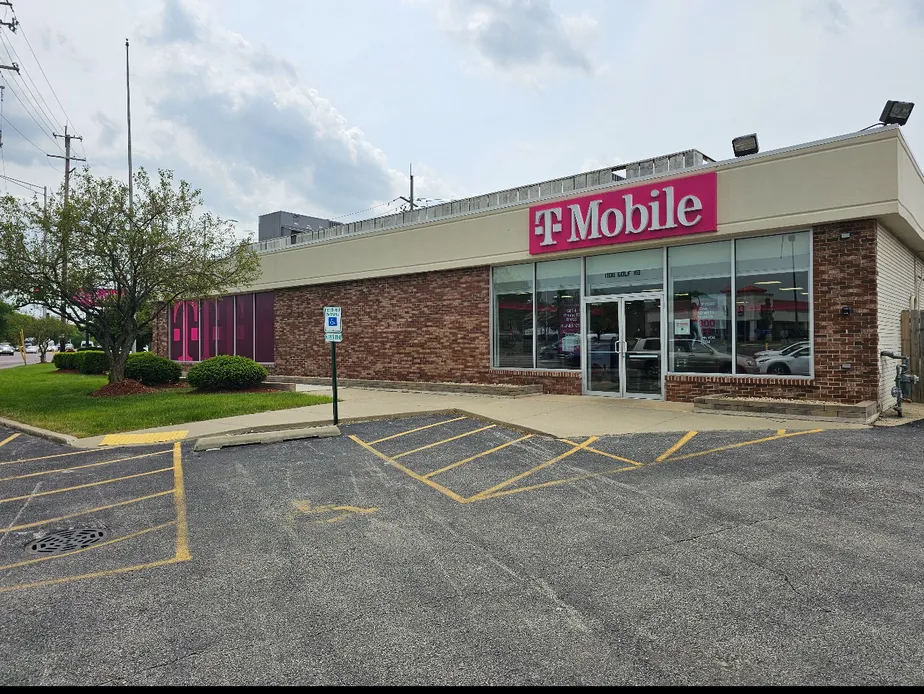  Exterior photo of T-Mobile Store at Golf Rd & Algonquin Rd, Rolling Meadows, IL 