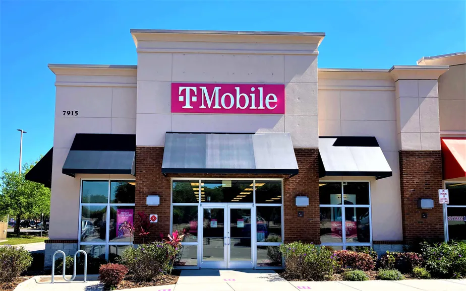  Exterior photo of T-Mobile store at Red Bug Lake Rd & Vidina Pl, Oviedo, FL 