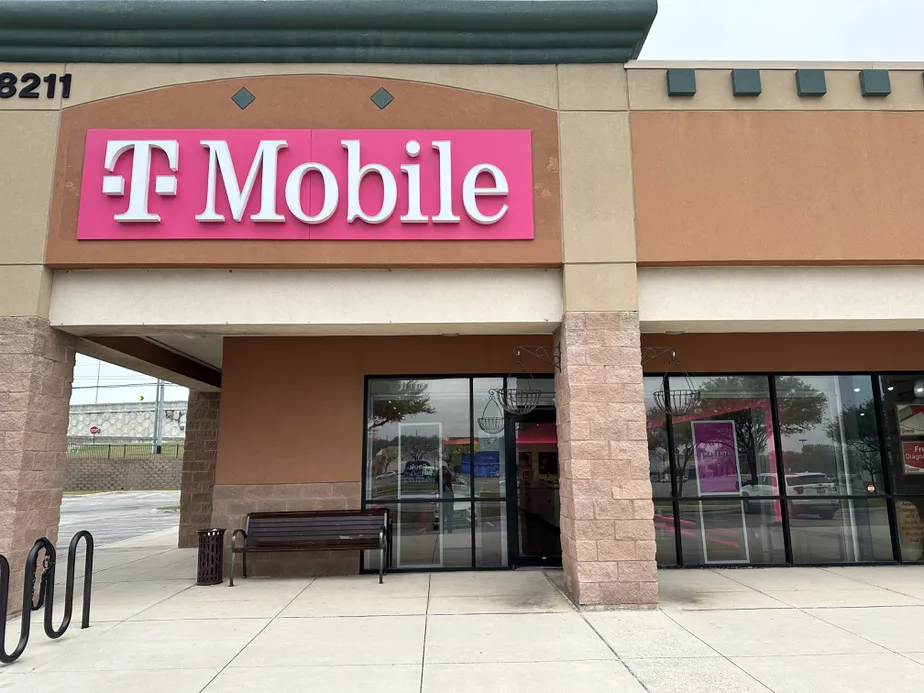 Foto del exterior de la tienda T-Mobile en Forum, Selma, TX