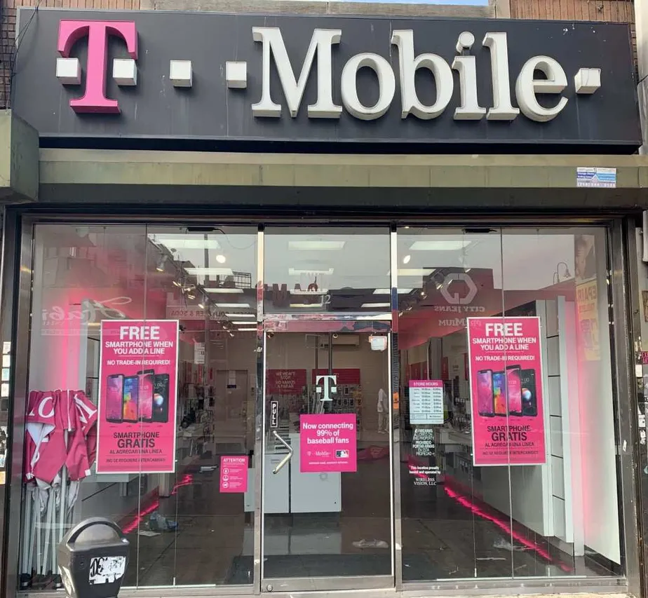Foto del interior de la tienda T-Mobile en East 170th & Jerome, The Bronx, NY