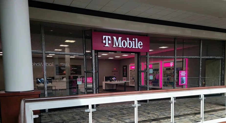 Exterior photo of T-Mobile store at White Oaks Mall 2, Springfield, IL