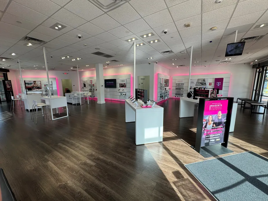 Foto del interior de la tienda T-Mobile en University & Iowa, Riverside, CA