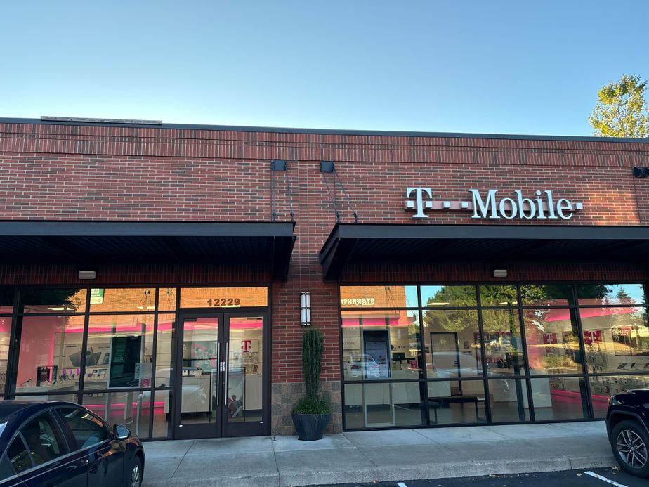  Exterior photo of T-Mobile Store at Jantzen Beach, Portland, OR 