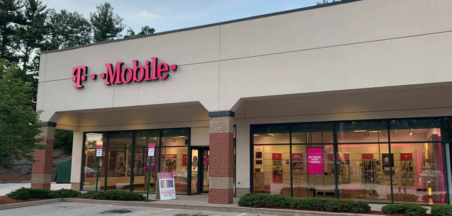 Exterior photo of T-Mobile store at Rt 101a & Somerset Pkwy, Nashua, NH