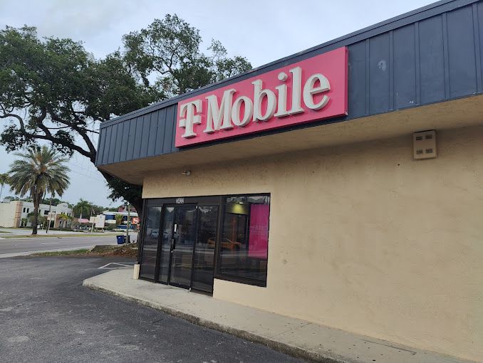 Exterior photo of T-Mobile Store at Kennedy Blvd & Gray Ct, Tampa, FL