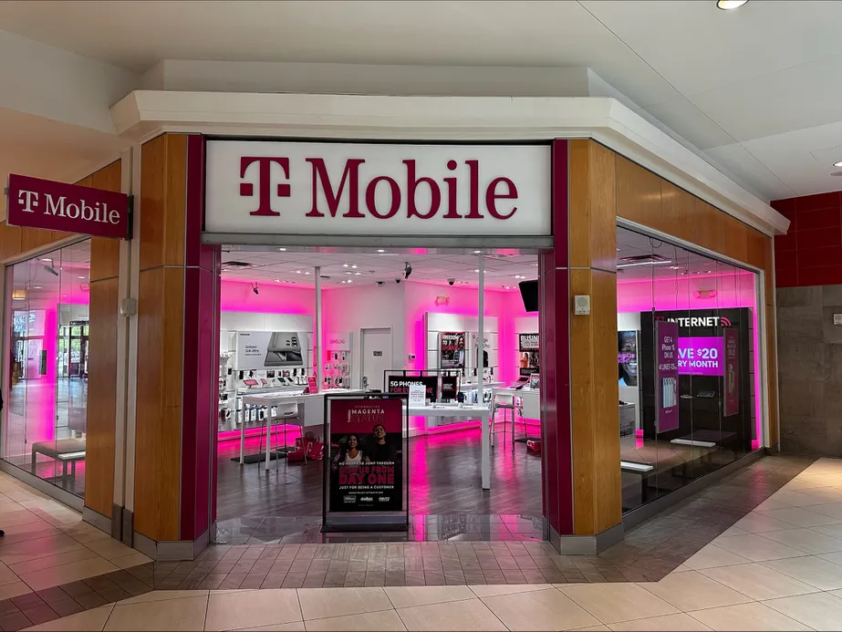 Foto del exterior de la tienda T-Mobile en Cumberland Mall, Atlanta, GA
