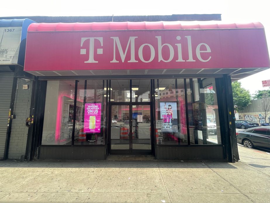 Exterior photo of T-Mobile Store at Broadway & Gates, Brooklyn, NY