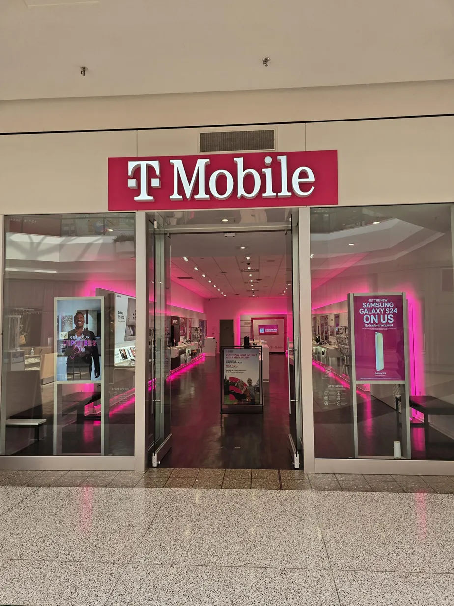  Exterior photo of T-Mobile Store at Southlake Mall, Merrillville, IN 