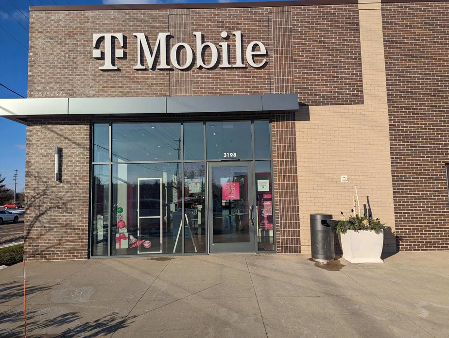 Foto del exterior de la tienda T-Mobile en 44th & Ivanrest, Grandville, MI