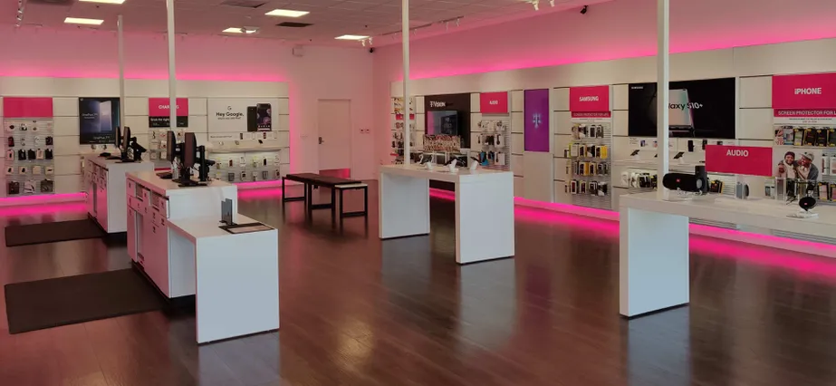Foto del interior de la tienda T-Mobile en Yucaipa Blvd & Oak Glen Rd, Yucaipa, CA