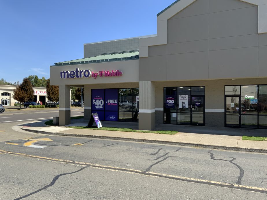 Metro by T-Mobile 1120 Lancaster Dr SE - 1120 Lancaster Dr SE