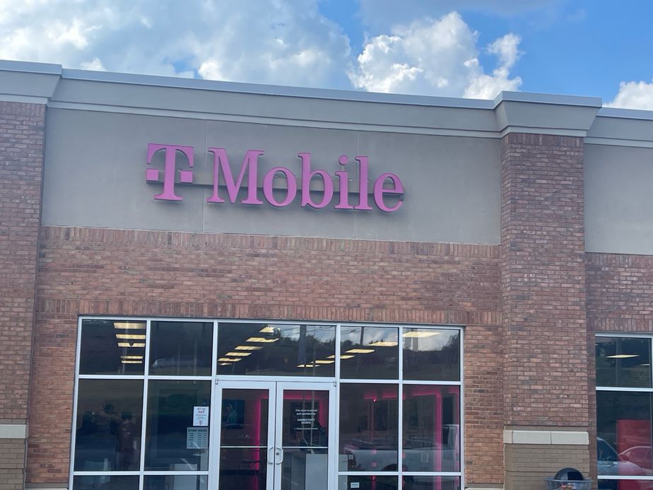 Exterior photo of T-Mobile Store at Cherokee Pl & E Main St, Cartersville, GA