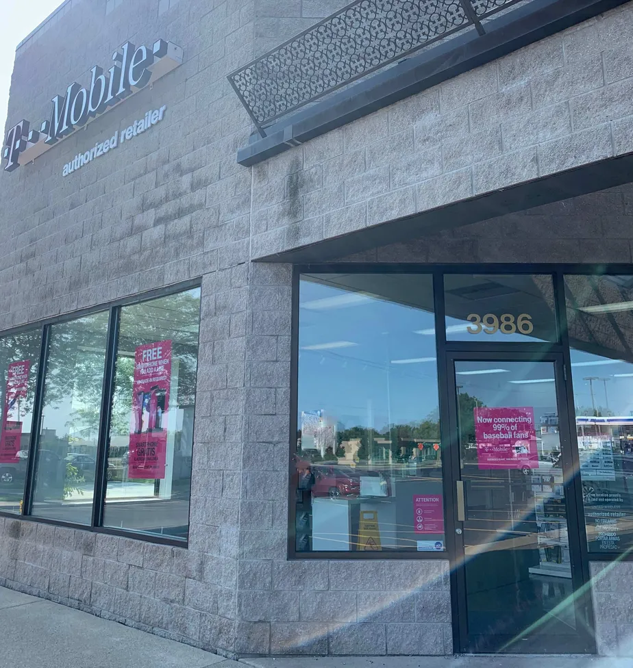  Exterior photo of T-Mobile store at Wilder & State, Bay City, MI 