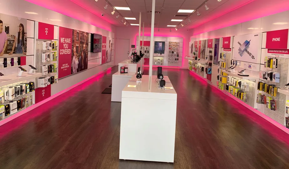 Foto del interior de la tienda T-Mobile en Columbus Pike & Meadow Park Ave, Lewis Center, OH