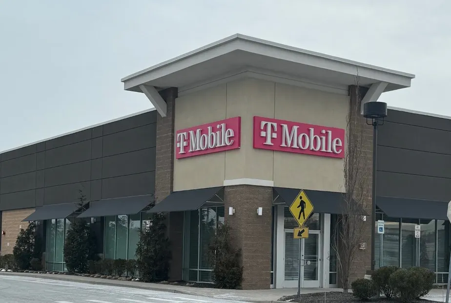 Foto del exterior de la tienda T-Mobile en Old Country Rd & Kroemer Ave, Riverhead, NY