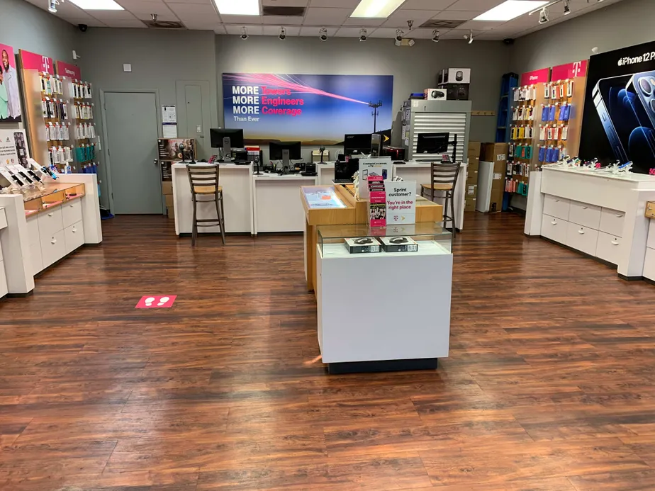 Foto del interior de la tienda T-Mobile en Lakeland Square 3, Lakeland, FL
